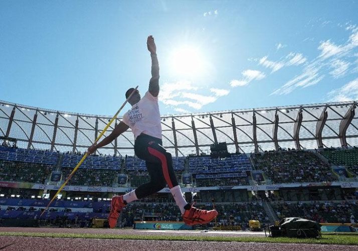 06_keshorn_walcott_bids_commonwealth_podium.jpg