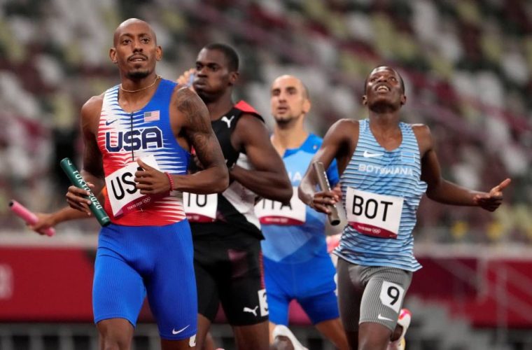 08_st_hillaire_injures_hamstring_men_mile_relay_final.jpg