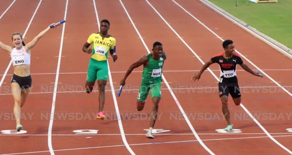 12_commonwealth_bronze_mixed_tt_4x100m.jpg