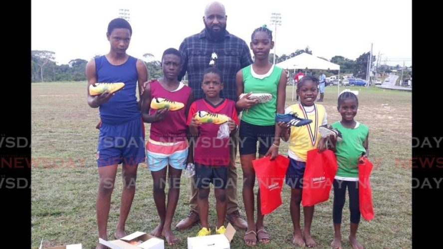 15_top_labrea_athletes_receive_new_spikes.jpg