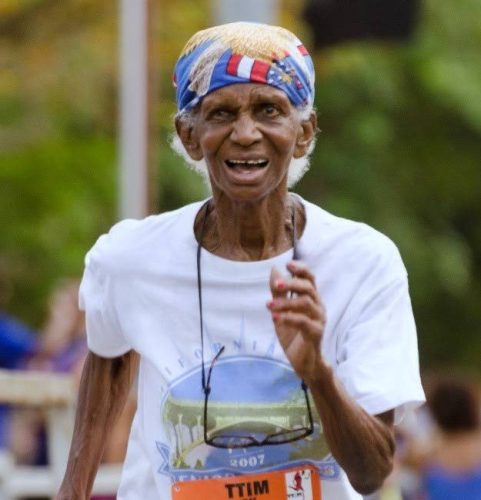 18_tributes_pour_iconic_runner_granny_luces.jpg