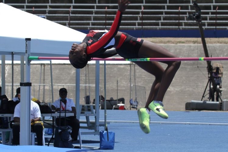 21_comissiong_applauds_tt_carifta_athletes.jpg