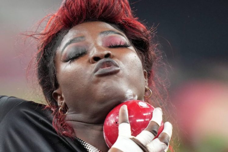 30_warren_throws_personal_best_qualify_shot_put_final.jpg